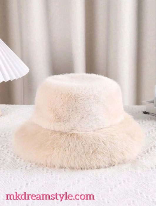 Пухена шапка, нова с еттикет