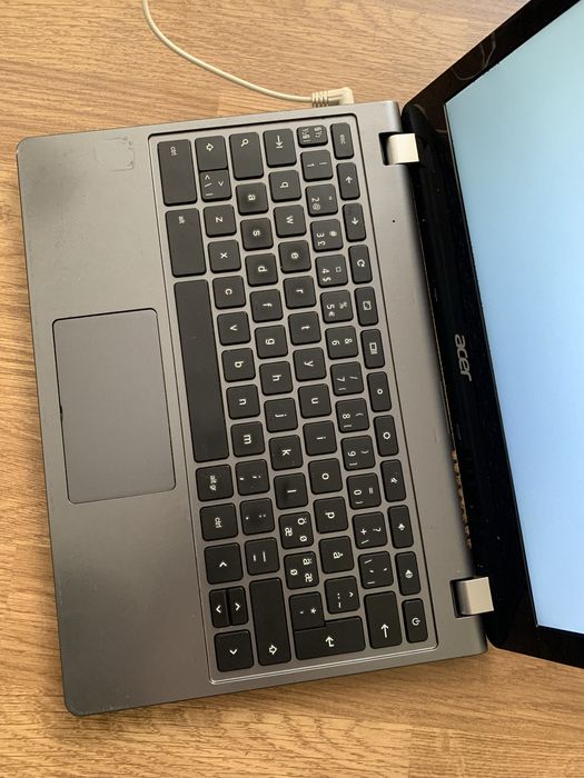 Laptop Acer ChromeOS display spart in rest este complet fara incarcato