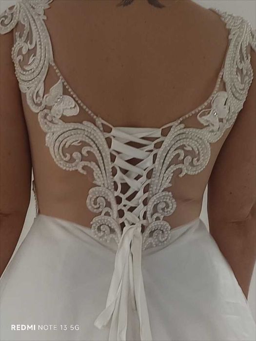 Rochie de mireasa stil prințesă/A-line cu cerc+ Costum Ginerica vișiniu mărimea M.