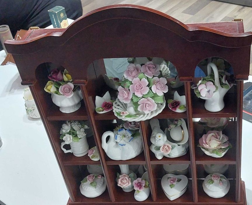 Dulapior vintage cu portelanuri in miniatura