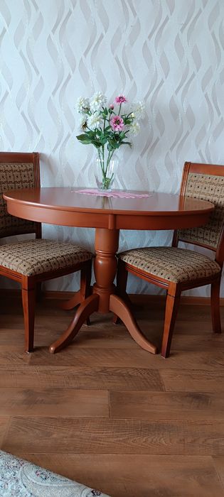 Стол овальный со стульями.