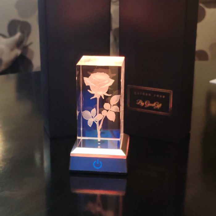 Вечна 3D Гравирана Роза в Кристал - Луксозен Подарък за Свети Валентин