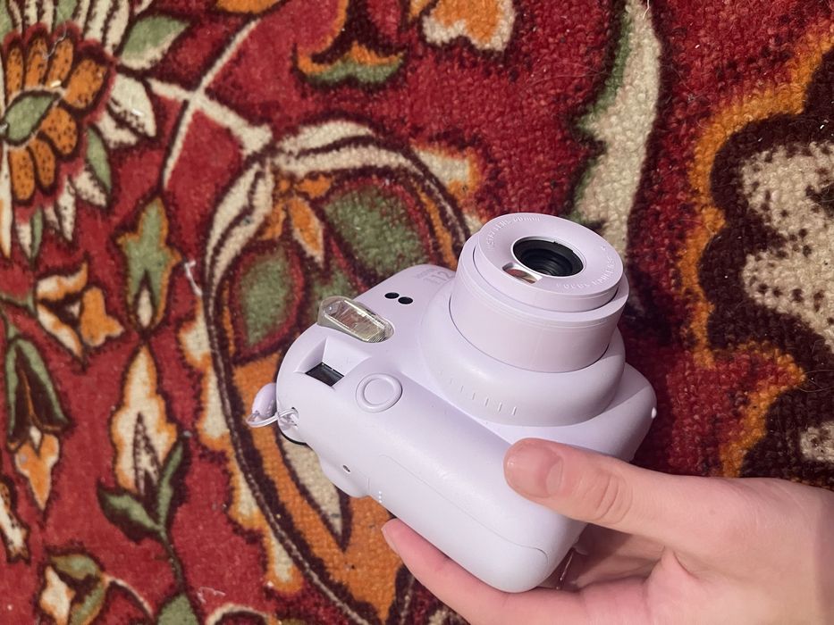 Продам фотоаппарат instax mini