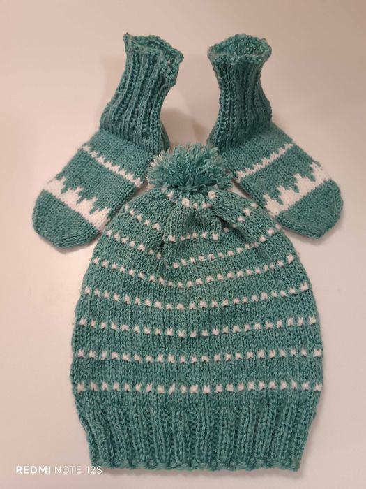 Ръчно плетен детски комплект – шапка и чорапи