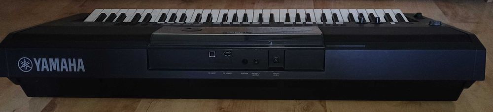 Продавам синтезатор Yamaha PSR-E433 подходящ също и за изучаващи пиано