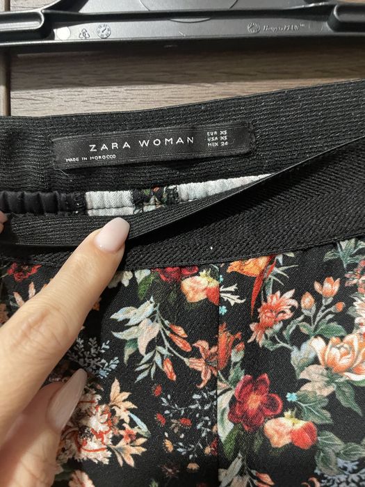 Pantaloni Zara cu flori si buzunare