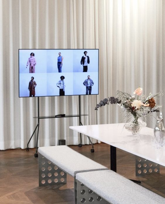 Телевизионна стойка Moon PRO на Pedestal 40' - 75' подвижна