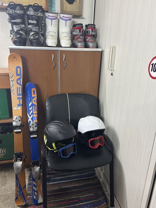 Vând schiuri, clăpari, căști+ochelari
