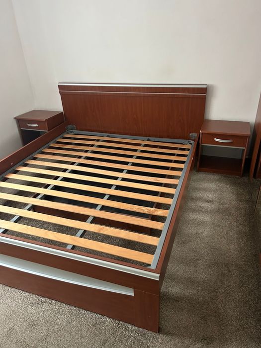 Titlu: Set complet mobilă dormitor (Dulap 4 uși cu oglindă + Pat + 2 Noptiere)