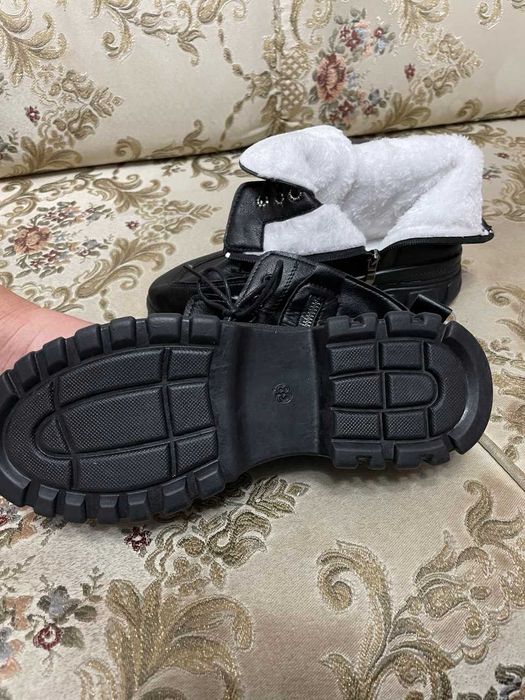 Продам женские зимние ботинки