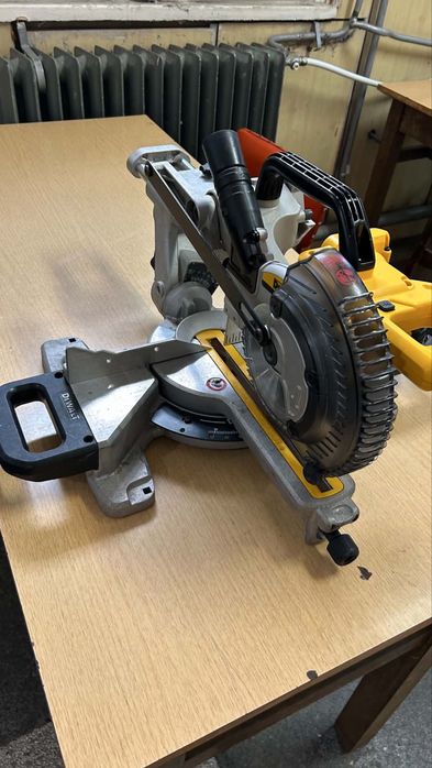 Потапящ циркуляр с Герунг DEWALT 18W