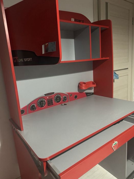 Письменный стол для занятий.