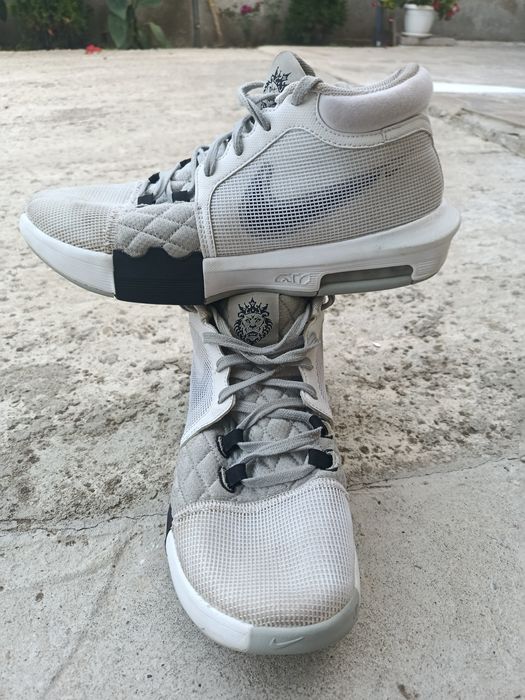 Nike LeBron Witness 8 в бяло и сиво,44 НОМЕР