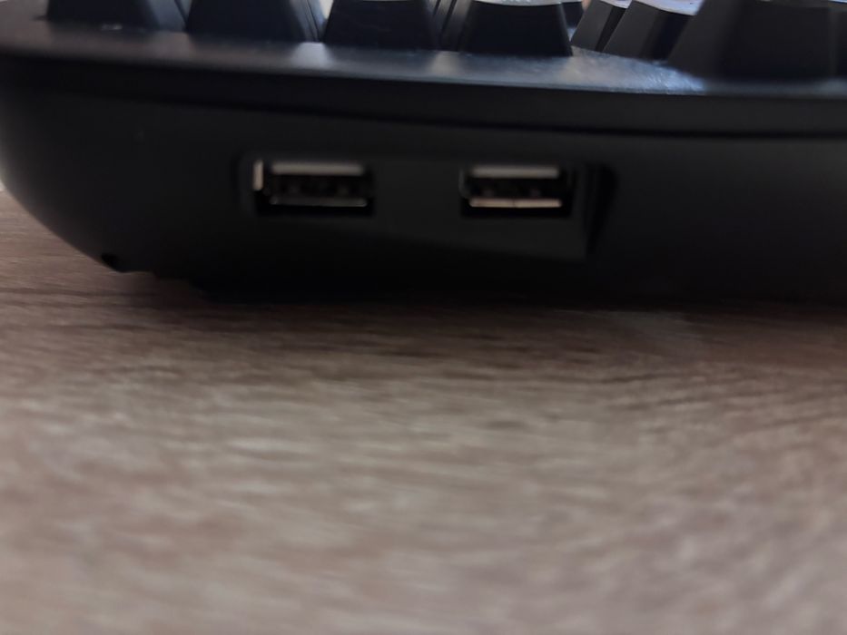 Tastatura ergonomica iluminata
