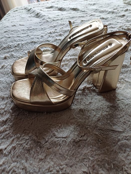 Сандали златисти на ток и платформа