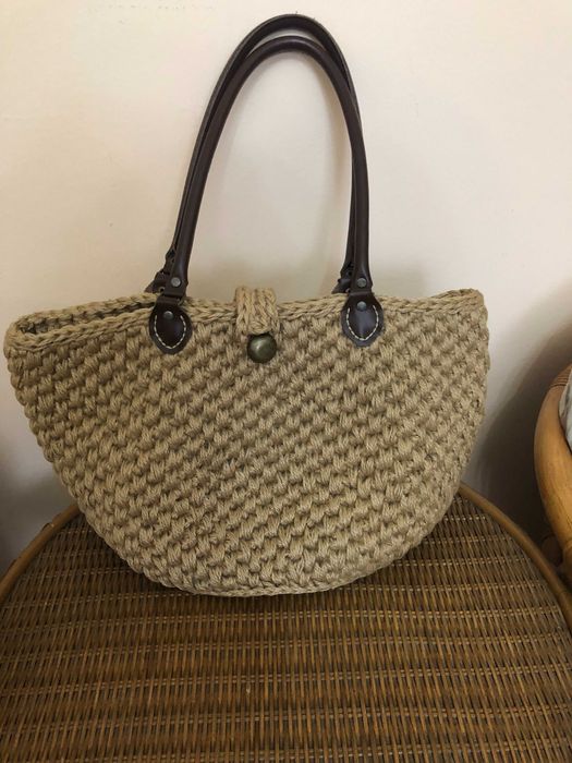 Соломенная сумка обвязанная крючком