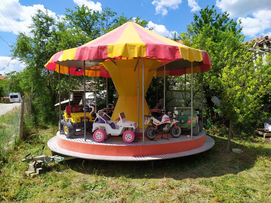 Надуваема пързалка, батут, атракциони