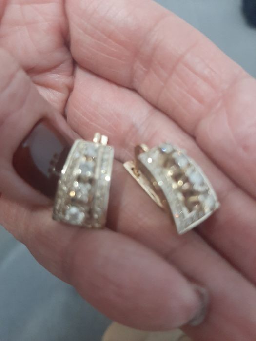 Продам золотые серьги с бриллиантами