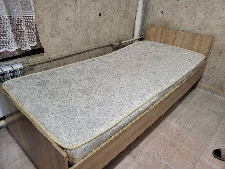 Кровать с матрасом