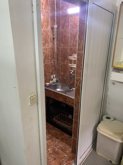 Помещение в сутеренеа под наем с баня и тоалетна