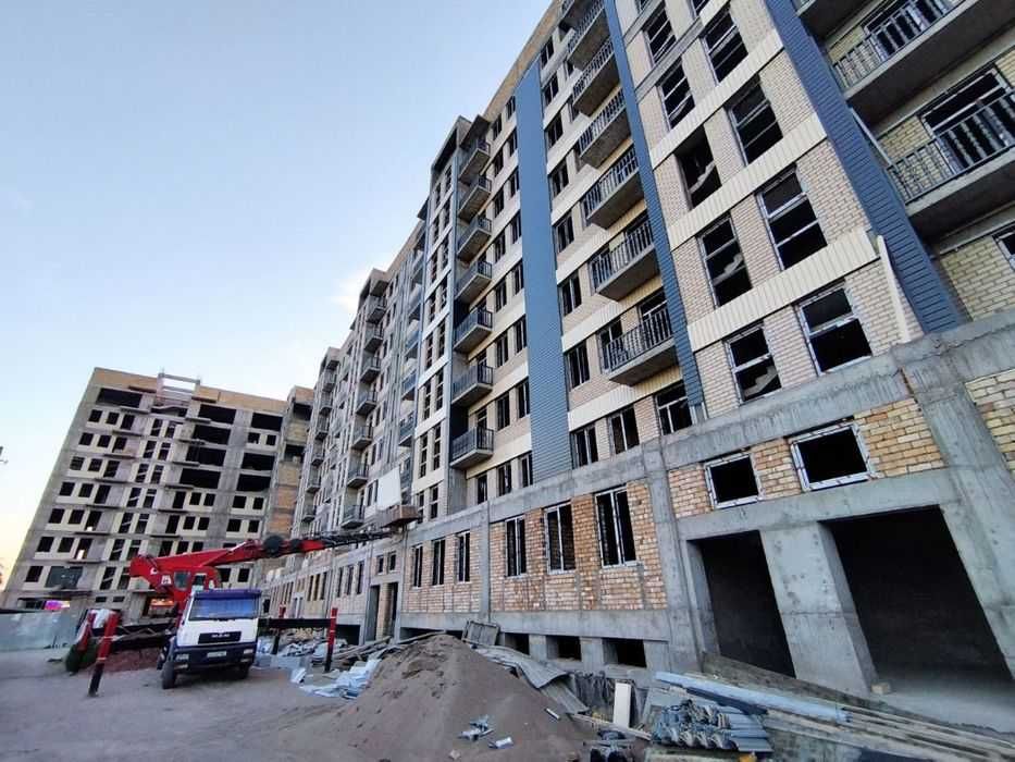 Новостойка, Яккасарой, Strong edifice