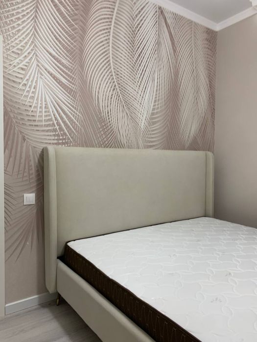 Двухспальная кровать с подъемным механизмом