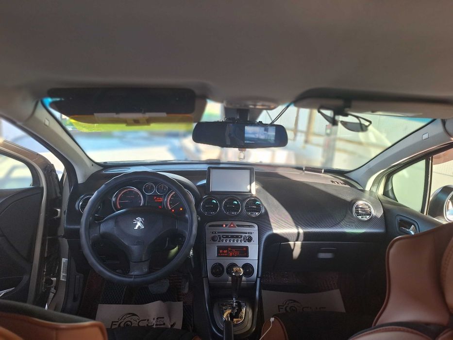 Автомобиль Пежо 408