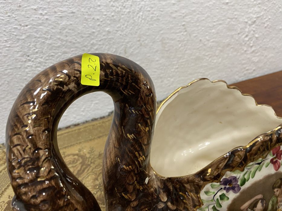 Белгийска кашпа от порцелан лебед