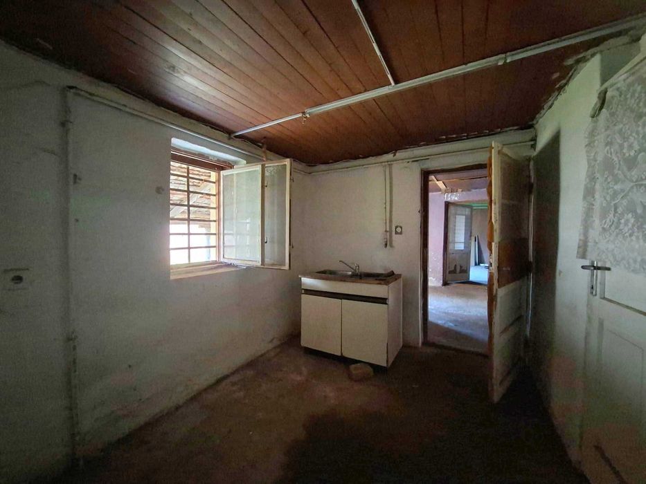 Casă demolabilă sau renovabilă lânga granită la 17 km de Oradea