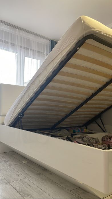 Продам кровать парящаю с матрасом