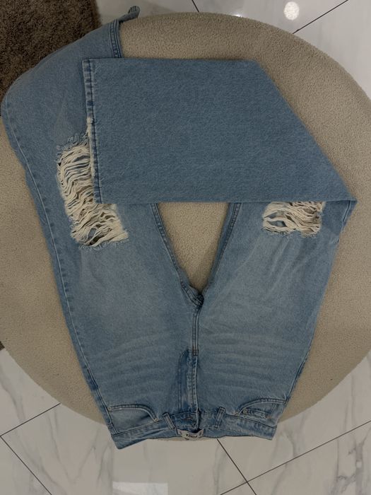 Рваные женские джинсы