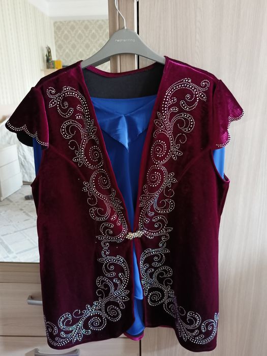 Камзол велюр красный.