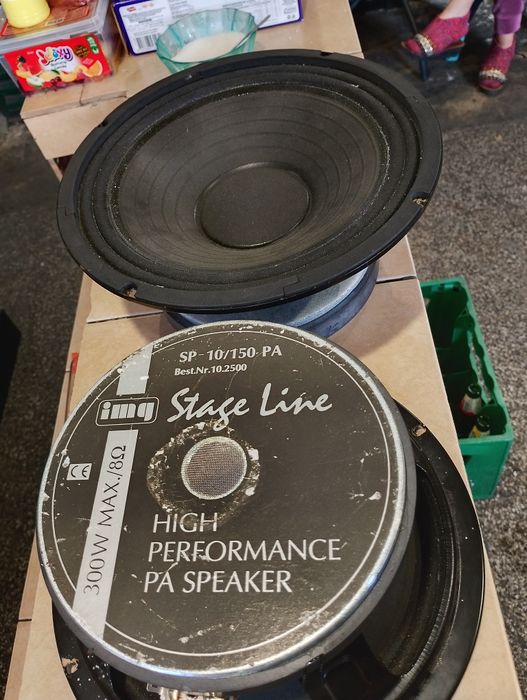 Продавам два говорителя 10-инчови по 300 w