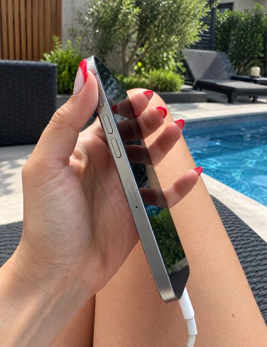 Продавам iPhone 15 Pro 256 GB – Сребрист | Перфектно състояние