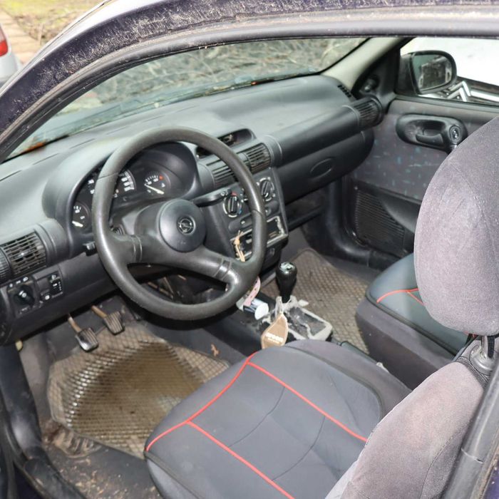 Опел Корса Б 1.0 55 к.с.1998г.Само на части