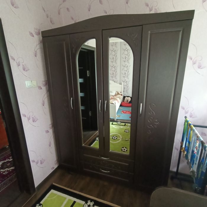 Шкаф и тумбочка для косметики