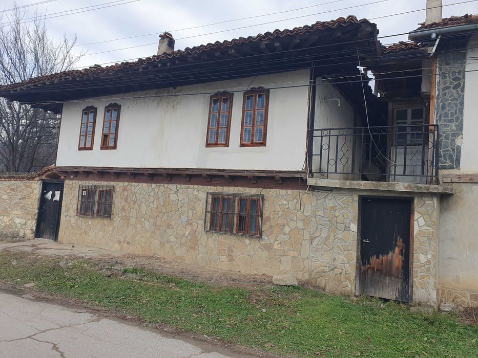 Продава се Къща в Златарица - 280 кв.м за 161 €/кв.м - Снимка #1