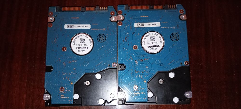 Vând 2 Hard Disk-uri HDD2H05 Toshiba