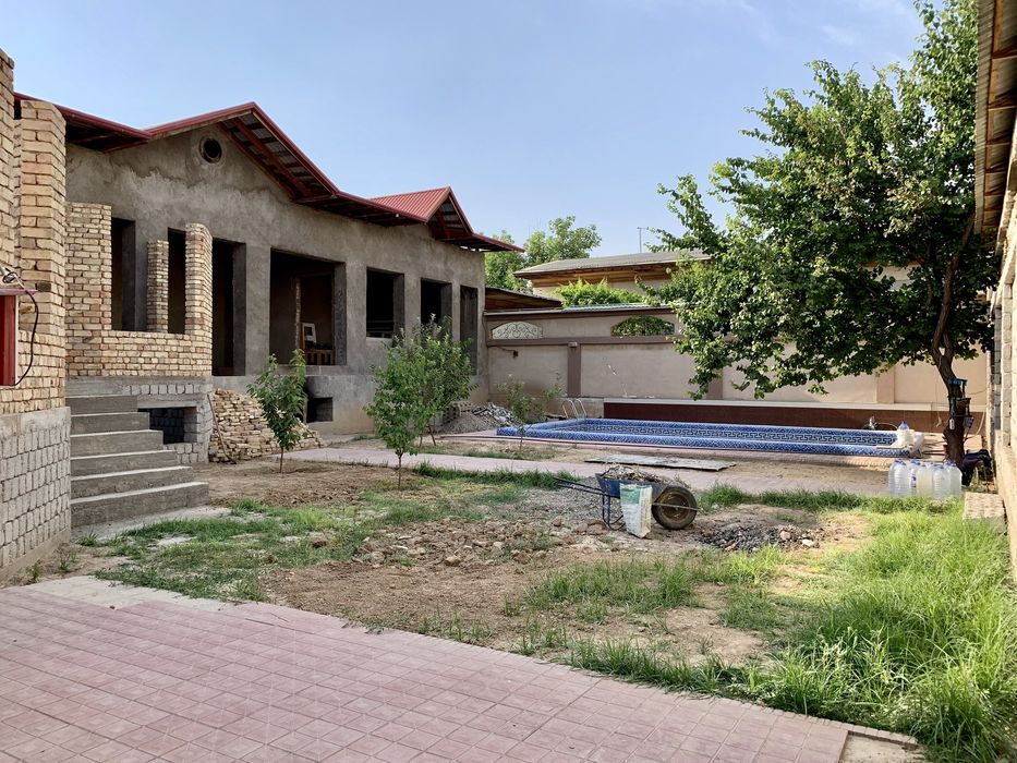 Продается недостроенный дом 6 соток. Напротив Ибн сино StroyMart