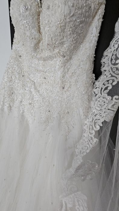 Vând rochie de mireasă, 800 lei, negociabil.