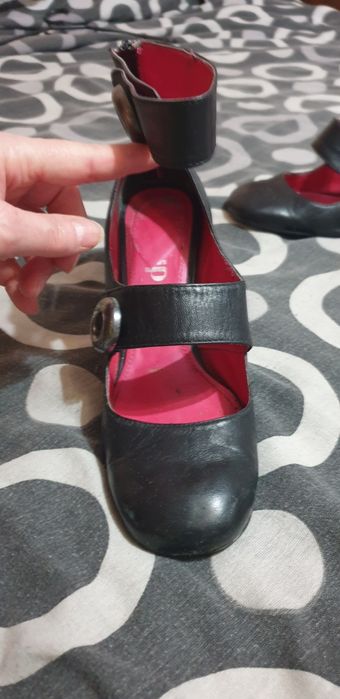 Pantofi cu baretă pe gleznă