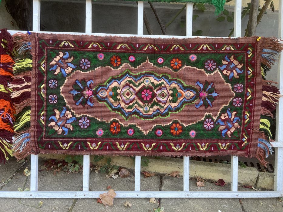 Стари но не използвани тъкани ковьори със наситени цветове за стена.