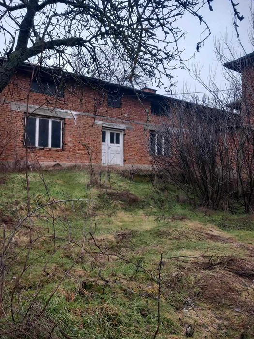 Парцел, сграда и гаражи в центъра на Мърчево !