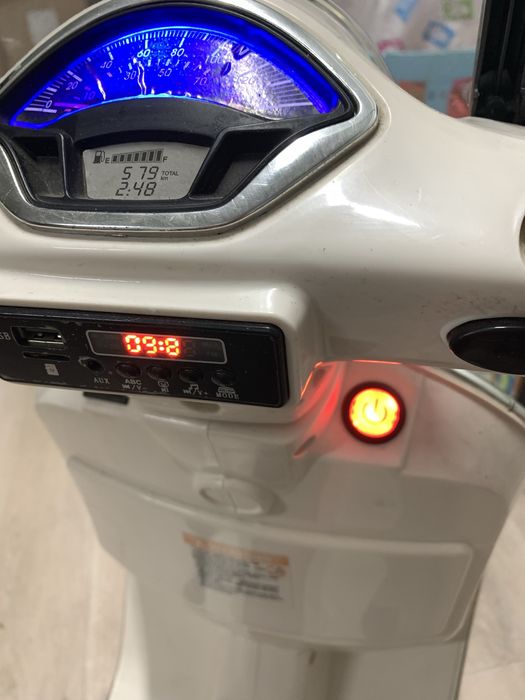 Scooter Vespa electric pentru copii