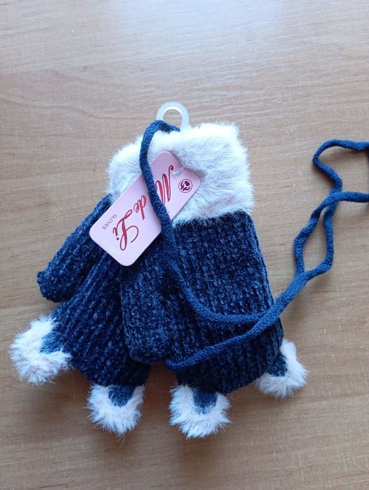 Вязаные тёплые вещи.