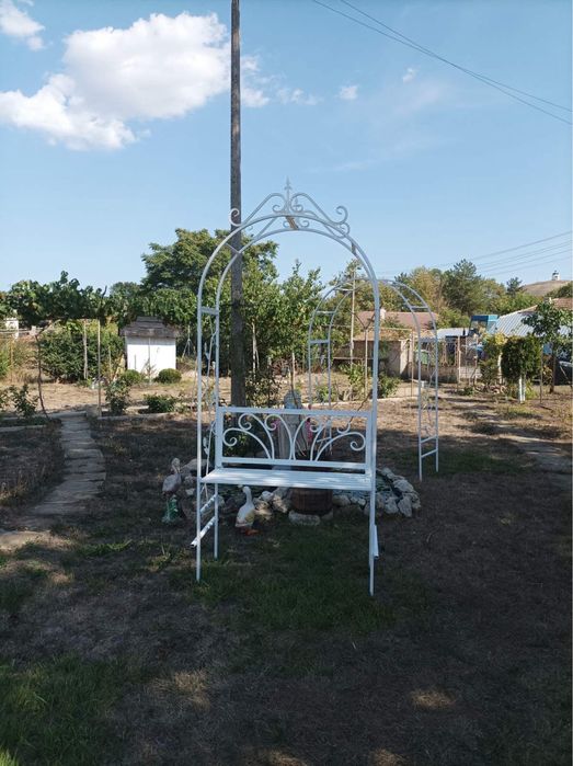 Арка със пеика за цветя