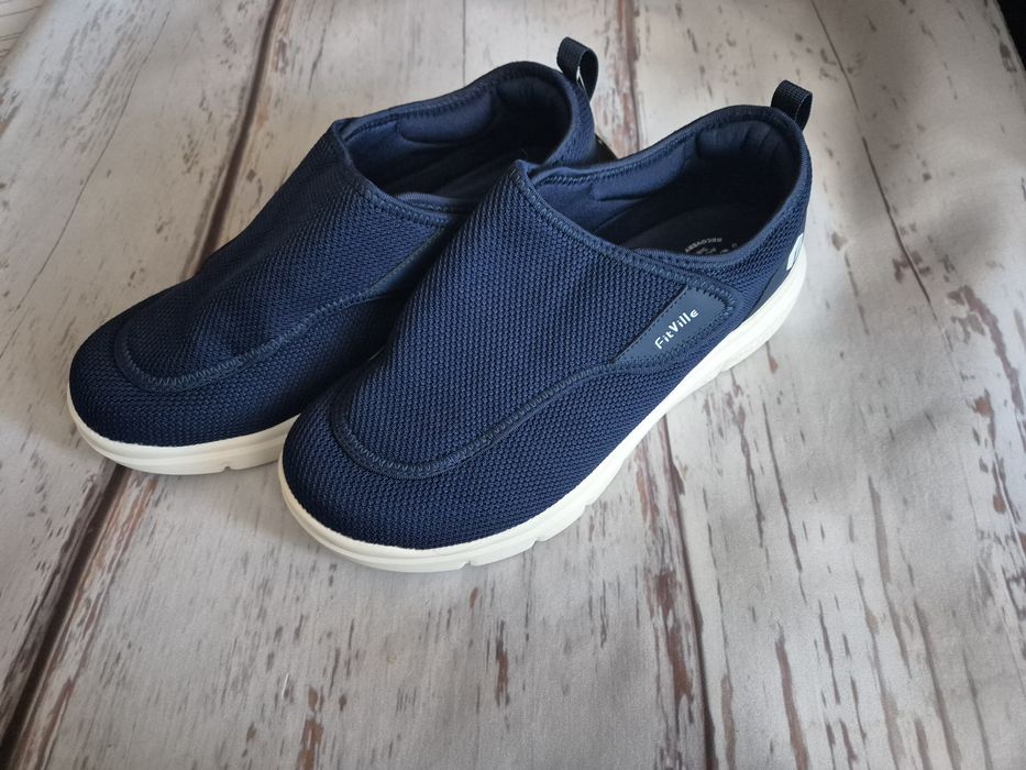 Фирменные кроссовки