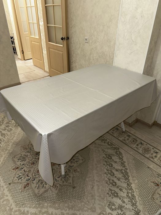 Обеденный стол, и стулья.