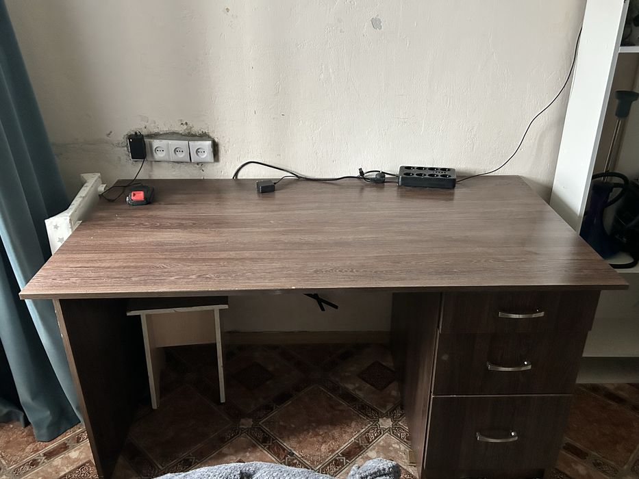 Продам письменный стол с тремя ящиками