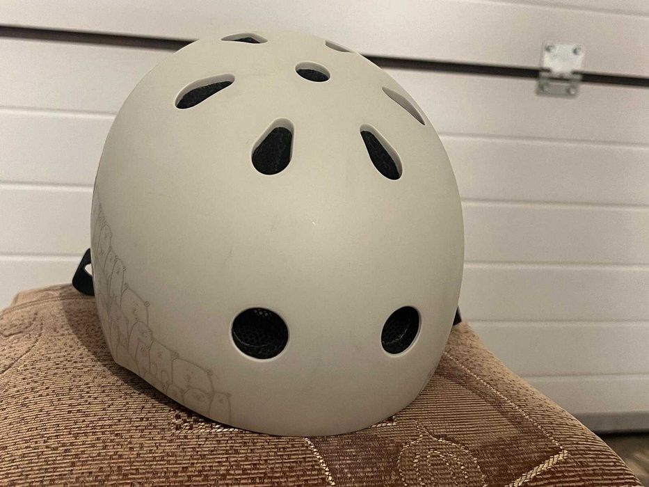 Scoot and Ride Casca de protectie cu LED si sistem de reglare magnetic